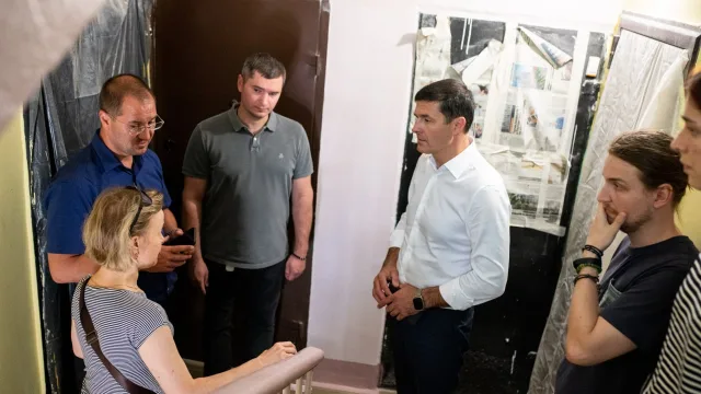 Владимир Волков проверил ремонт подъездов в жилом доме в Люберцах