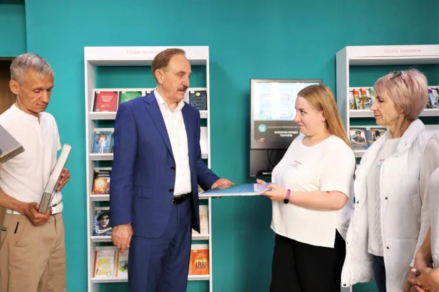 Владимир Ружицкий передал книги в детскую библиотеку Люберец