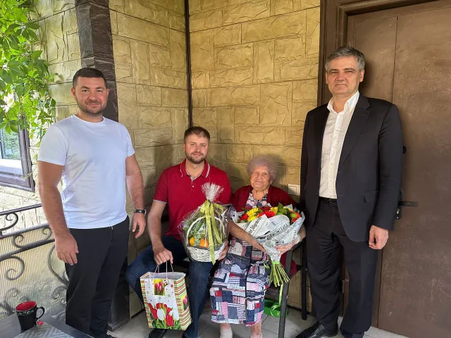 Партийцы поздравили люберчанку с вековым юбилеем