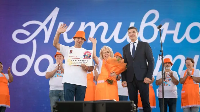 Владимир Волков вручил победителям конкурса «Супербабушка с дедушкой рядышком» денежный сертификат