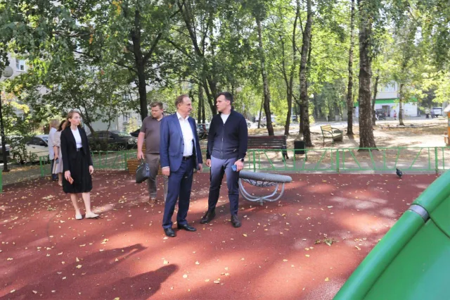 Владимир Ружицкий проверил содержание детской площадки в Томилине