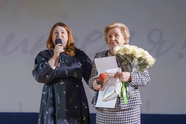 Партийцы и сторонники «Единой России» поздравили учителей Люберец с предстоящим профессиональным праздником