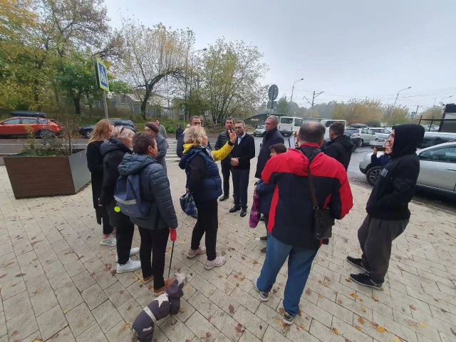 Партийцы обсудили с жителями поселка Люберец вопросы дорожного строительства
