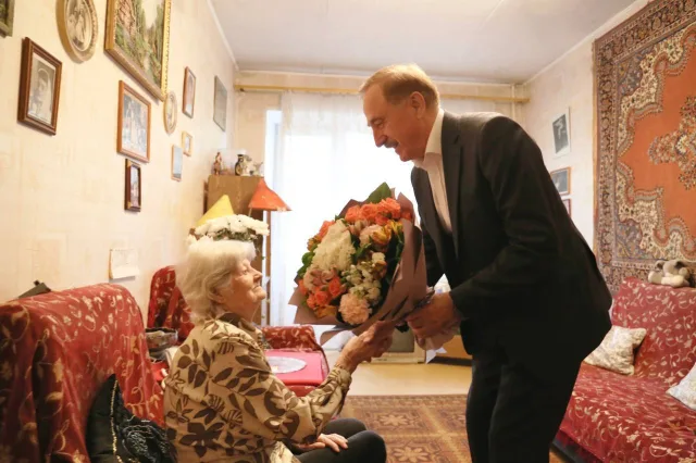 Владимир Ружицкий поздравил с вековым юбилеем жительницу Люберец