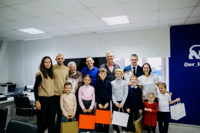 Дмитрий Дениско поздравил семью Негиных из Люберец с Днем отца