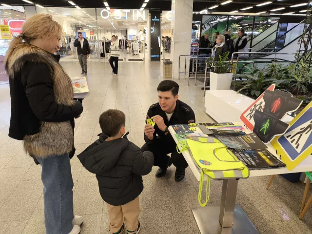 Инспекторы ГАИ пояснили жителям Люберец принцип работы световозвращающих элементов