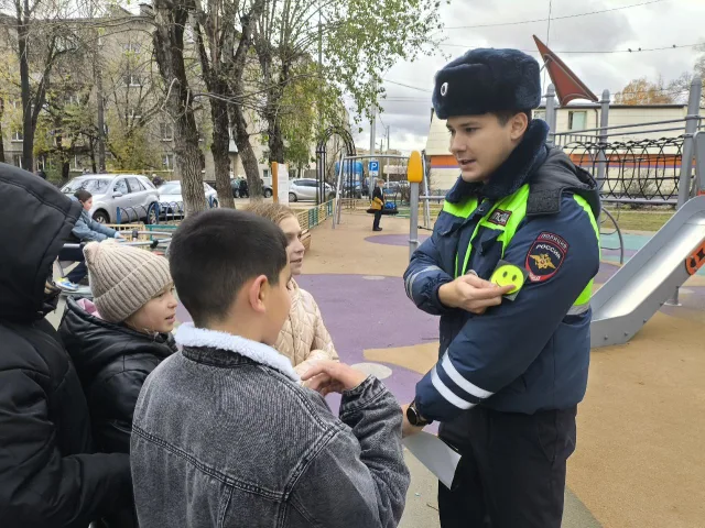 Инспекторы ГАИ Люберец рассказали детям, гуляющим во дворе, о соблюдении ПДД