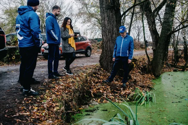Партийцы оценили ход очистки водоема в деревне Люберец