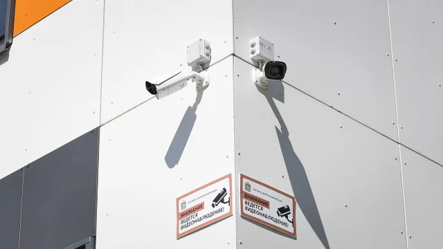 Полицейские в поселке Люберец задержали хулигана, разбившего камеры в подземном переходе