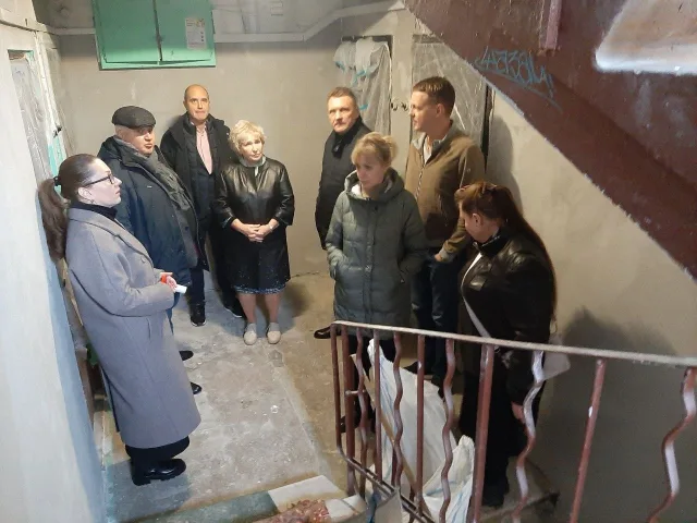 Партийцы проверили ход ремонта подъездов в жилом доме Люберец