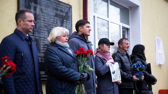 На фасаде лицея в Люберцах открыли мемориальную доску героически погибшему бойцу СВО