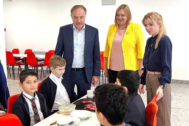 Владимир Ружицкий проверил качество питания в школе №51 Люберец