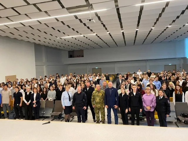 Полицейские в Люберцах провели урок мужества для школьников