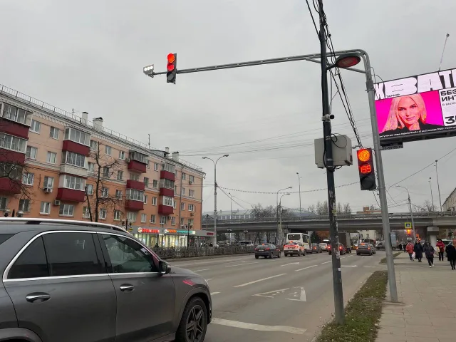 На одной из улиц Люберец установили первый в Подмосковье «шлюзовый» светофор