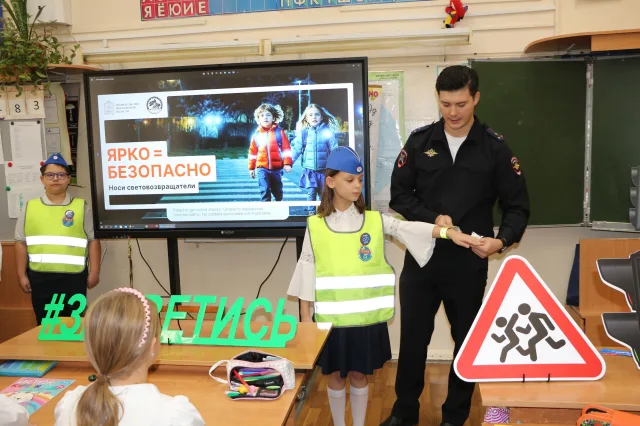 Инспекторы ГАИ Люберец провели урок для школьников по изготовлению световозвращателей