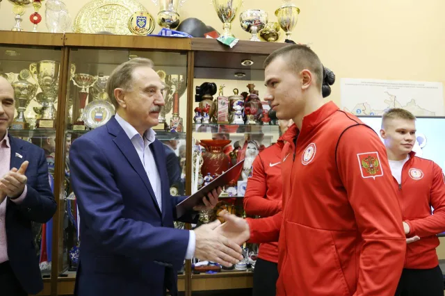 Владимир Ружицкий поздравил самбистов Люберец с профессиональным праздником