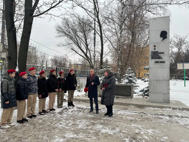 Партийцы Люберец возложили цветы к памятникам Героям Советского Союза Николаю Власову и Николаю Дугину