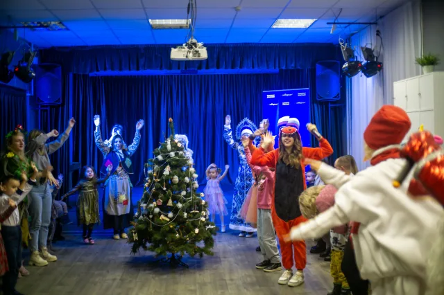 Партийцы Люберец организовали новогодний праздник для детей участников СВО