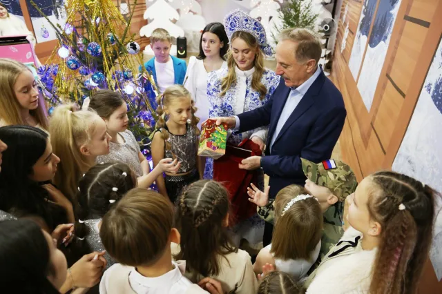 Владимир Ружицкий поздравил с Новым годом детей участника СВО