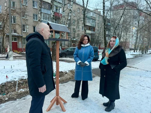 Кормушку для птиц по просьбе жителей установили во дворе Люберец