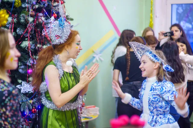 Сторонники «Единой России» и молодогвардейцы из Люберец организовали праздничную елку для детей из Курской области