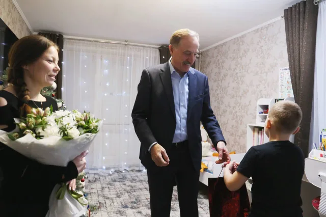 Владимир Ружицкий в рамках «Ёлки желаний» поздравил семью участника СВО