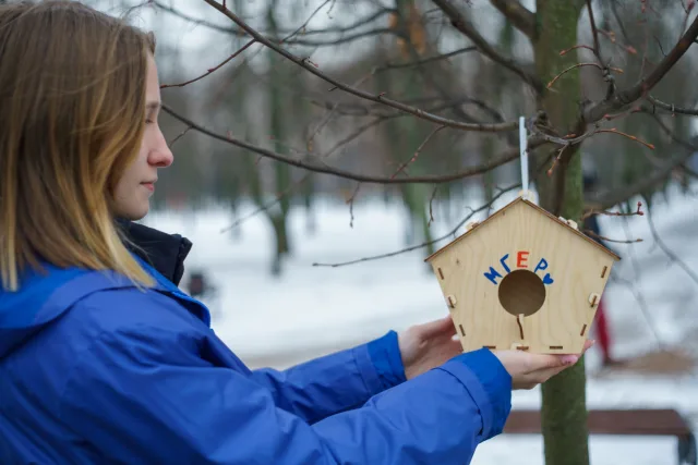 Молодогвардейцы установили кормушки для птиц в Центральном парке Люберец