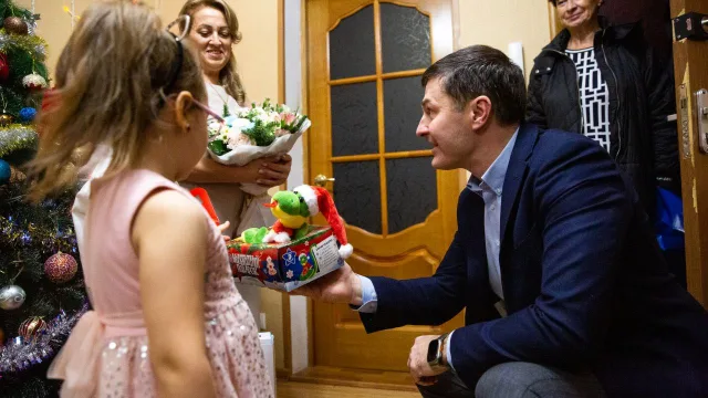 Владимир Волков исполнил желания детей из приёмной семьи в рамках благотворительной акции