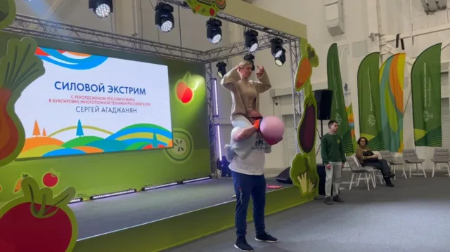 Люберчанин Сергей Агаджанян по прозвищу «Русский Халк» выступает с показательными номерами в «Тимирязев Центре»