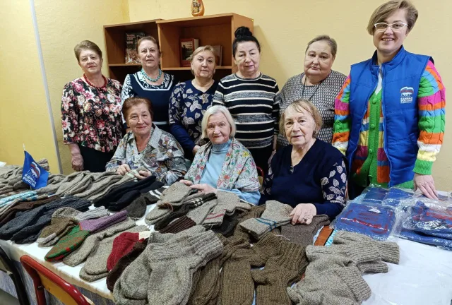 Пятьдесят пять пар тёплых носков передали люберчанки для бойцов СВО