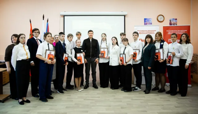 Владимир Волков вручил паспорта юным жителям Люберец