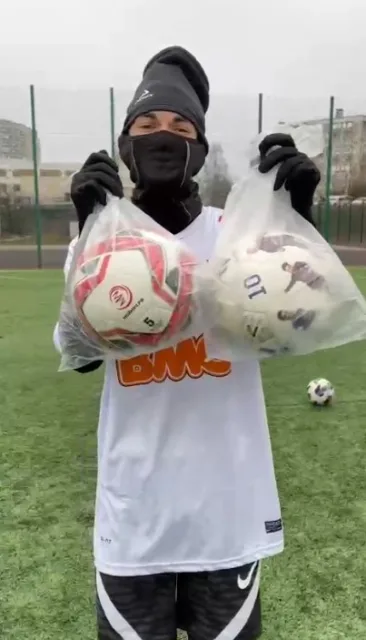 Руководитель люберецкой ФШ «Спартак» передал спортинвентарь в Белгород