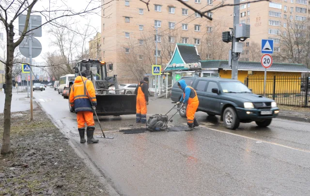 На дорогах Люберец усилили работу по ямочному ремонту
