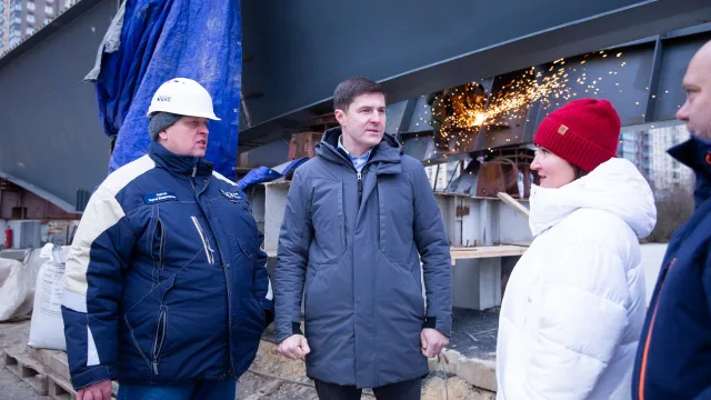 Строители продолжают сборку пролетов моста «Дружба», который соединит Люберцы и Москву