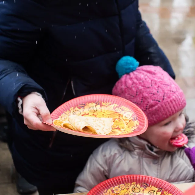 Более пятнадцати тысяч блинов раздали в Люберцах в Масленичную неделю