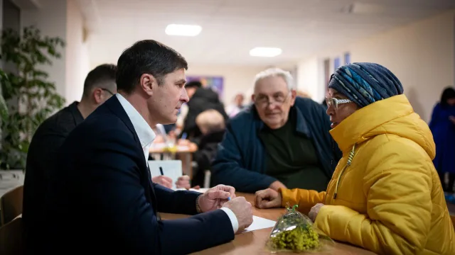 Владимир Волков провел повторную встречу с жителями в формате выездной администрации в деревне Люберец