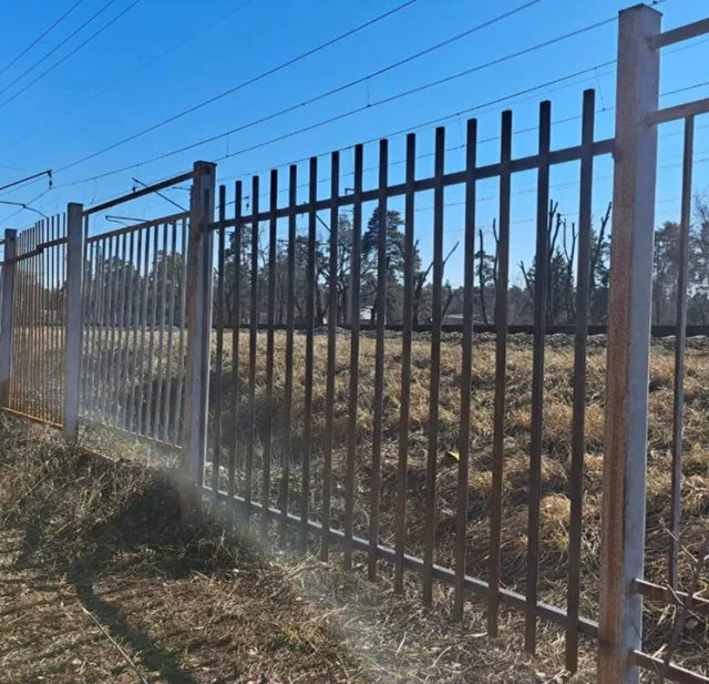 Более 30 проломов в ограждениях вдоль железнодорожных путей устранили в Люберцах за неделю