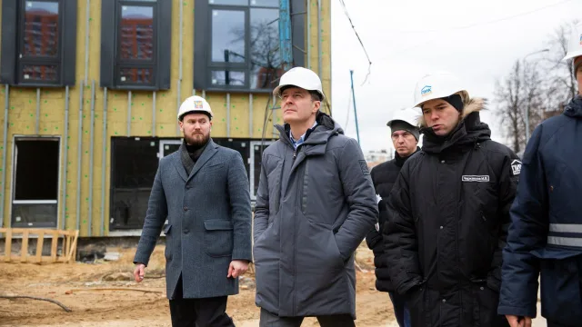 Владимир Волков проверил ход строительства школы в жилом комплексе Люберец