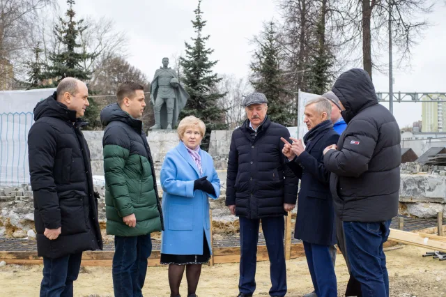 Депутат Мособлдумы Лидия Антонова проинспектировала ход реконструкции мемориала «Вечный огонь» в Люберцах