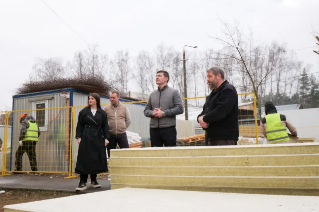 Владимир Волков проверил ход капительного ремонта фасада дома в Островцах