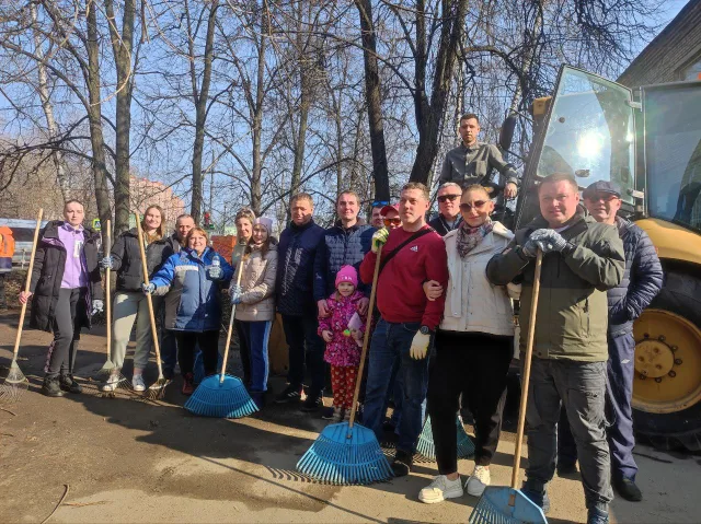 Более 550 метров придорожной территории привели в порядок в Люберцах во время субботника
