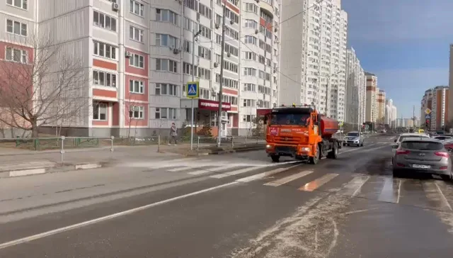 Почти 500 км автодорог промыли в Люберцах за неделю