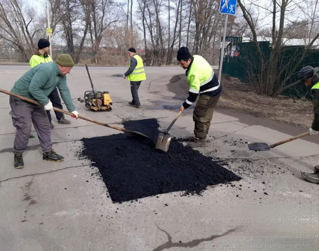 Более трех тысяч дорожных ям устранили на дорогах с начала года