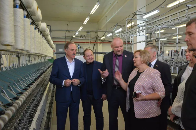 Председатель Совета депутатов Владимир Ружицкий посетил текстильную фабрику Люберец