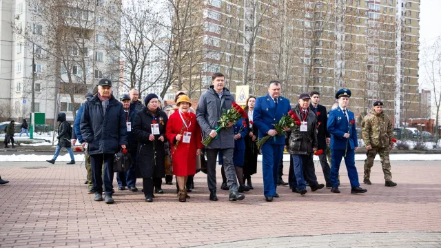 Владимир Волков вместе с делегацией из Беларуси возложил цветы к памятнику «Три Ивана» в Люберцах