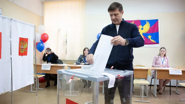 Глава Люберец Владимир Волков проголосовал на выборах в Совет депутатов