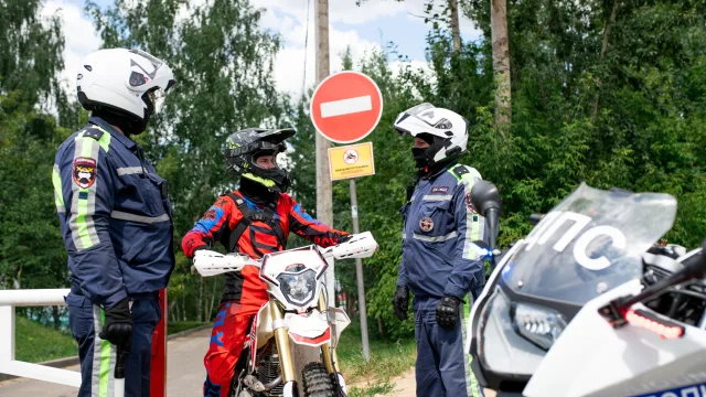 Сотрудники ГАИ Люберец проводят профилактическое мероприятие для водителей скутеров