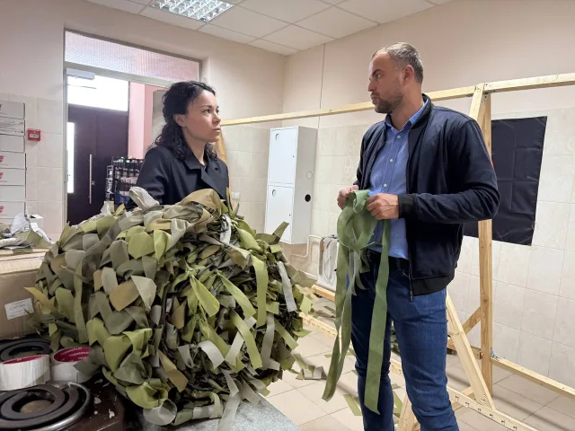 Люберецкий депутат передал волонтёрам материалы для плетения маскировочных сетей
