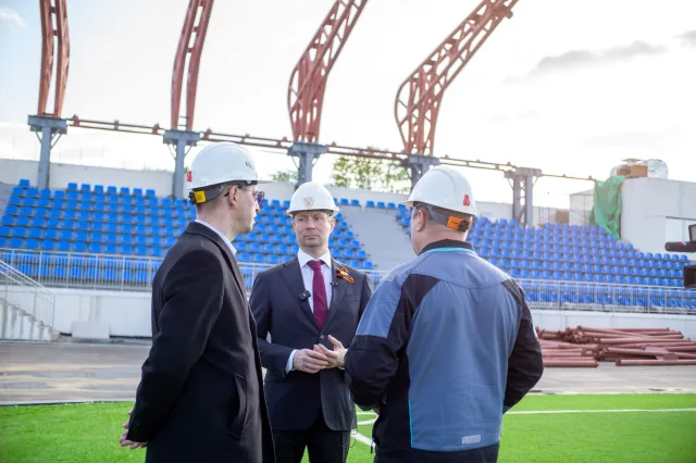 Роман Терюшков проверил ход реконструкции стадиона «Торпедо» в Люберцах 
