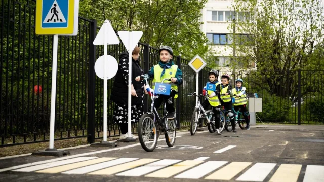 Автогородок для изучения правил дорожного движения открыли в гимназии Люберец